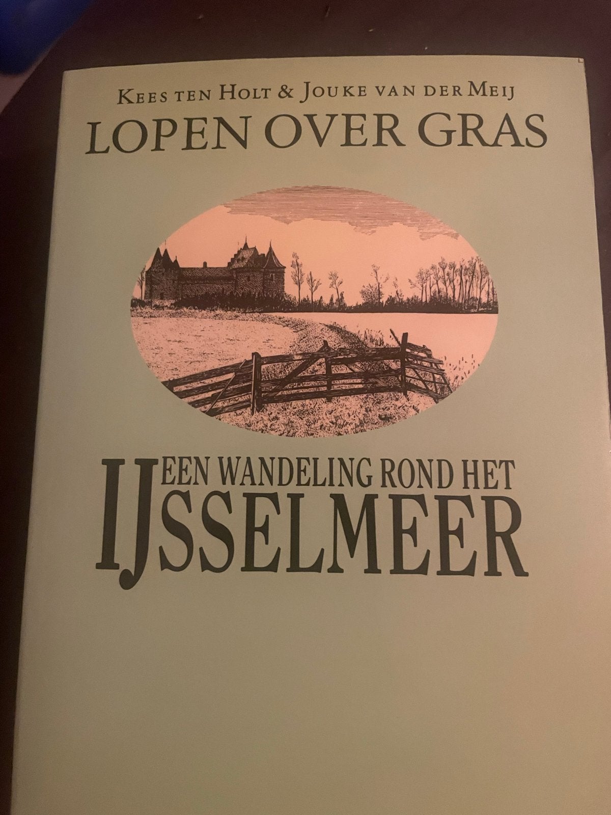 Lopen over Gras: Een Wandeling rond het IJsselmeer, Fiets- of Wandelgids, Europa, Ophalen of Verzenden, Gelezen