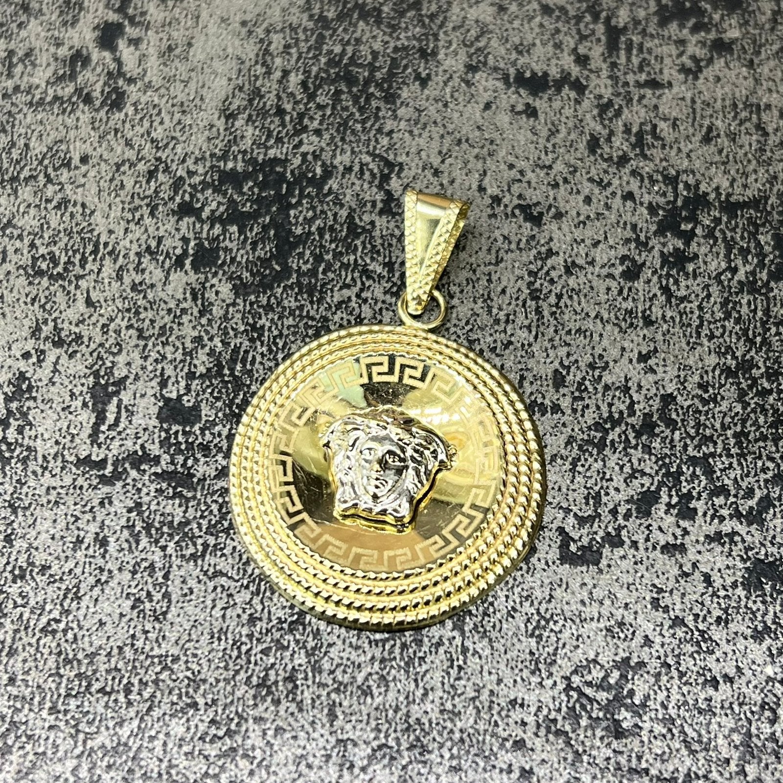14 karaat gouden hanger versace model, Sieraden, Tassen en Uiterlijk, Kettinghangers, Ophalen of Verzenden, Zo goed als nieuw