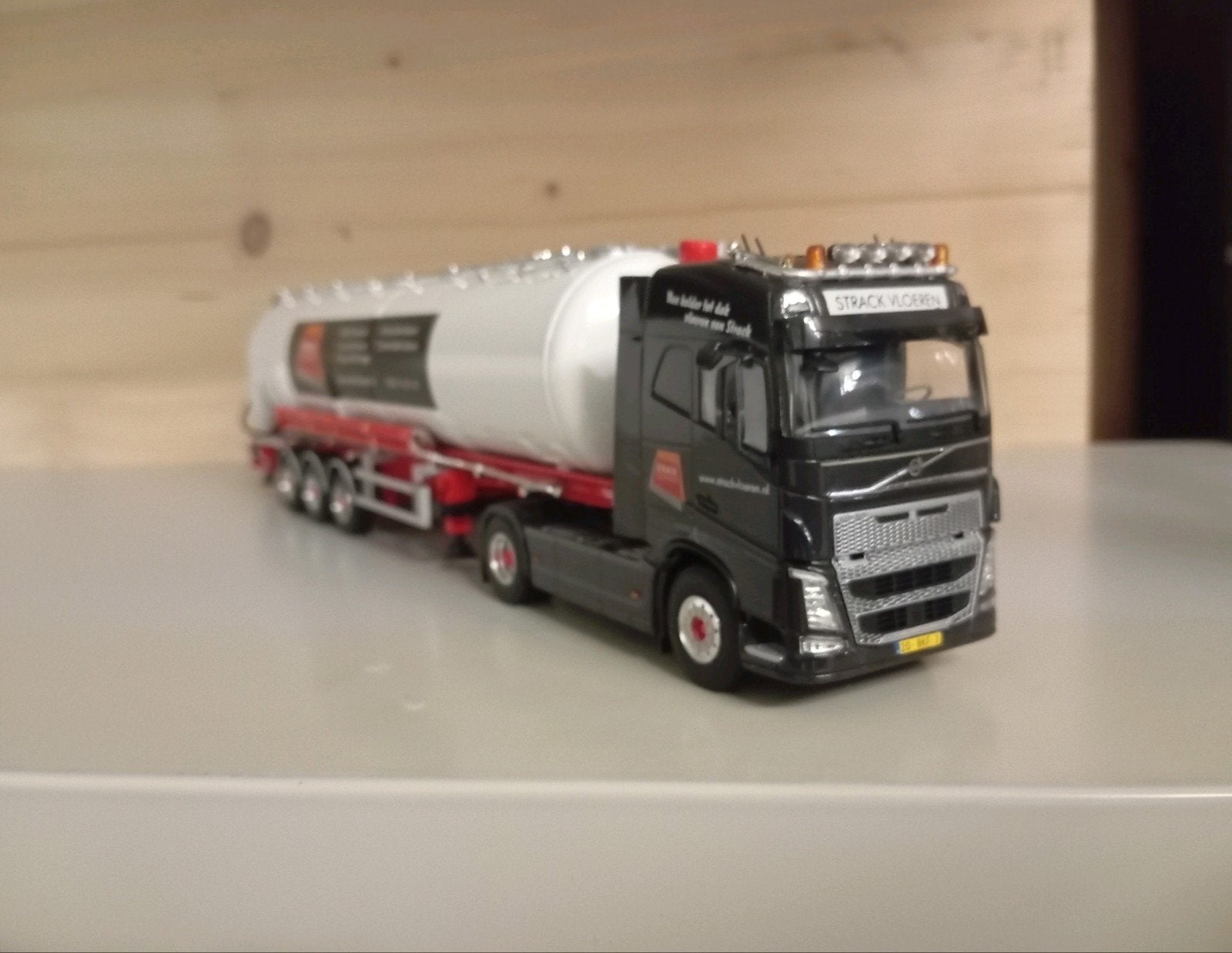 Volvo FH Strack Vloeren WSI, Hobby en Vrije tijd, Modelauto's | 1:50, Ophalen of Verzenden, Nieuw, Bus of Vrachtwagen, Wsi