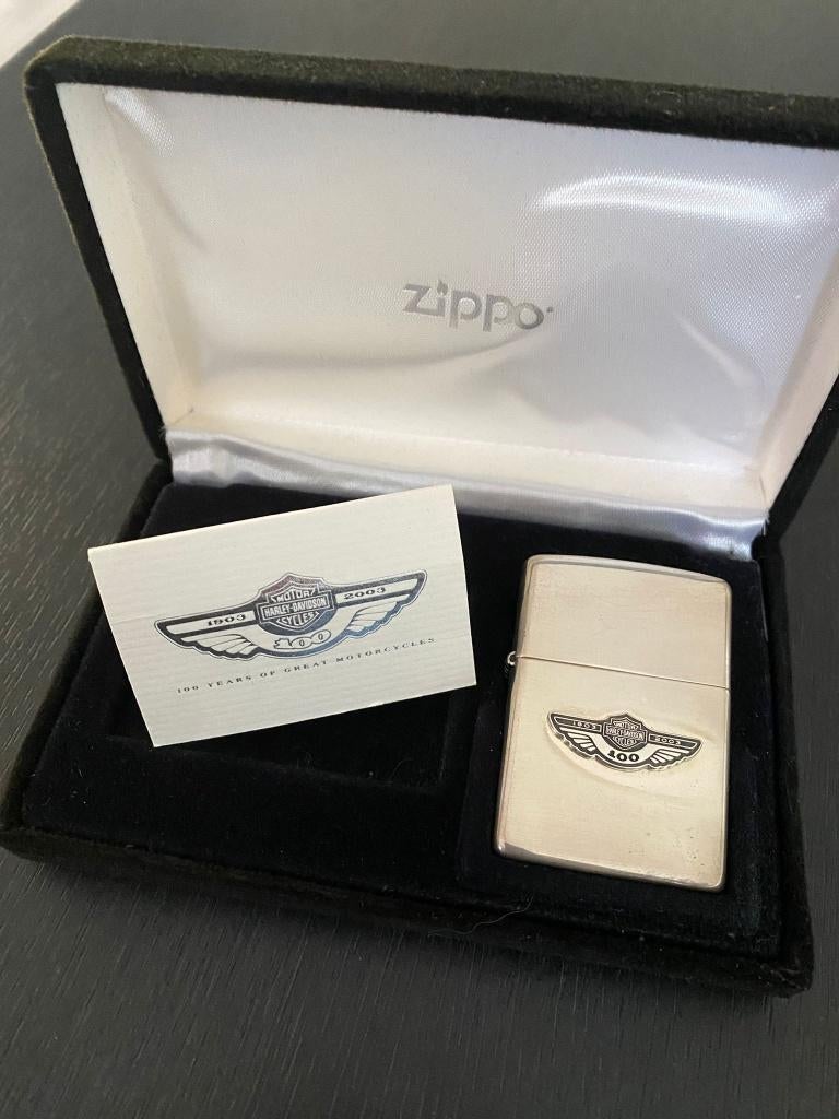 ZIPPO HARLEY DAVIDSON, STERLING ZILVER, 100 YEAR ANNIVERSARY, Verzamelen, Rookartikelen, Aanstekers en Luciferdoosjes, Ophalen of Verzenden