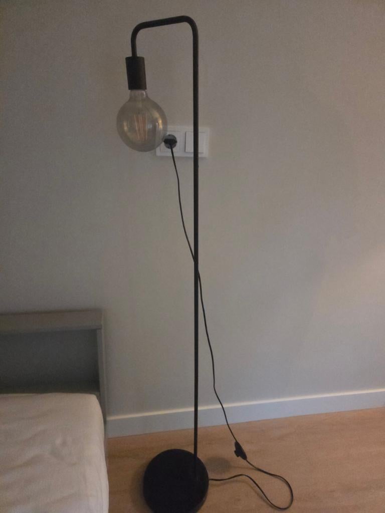 Vloerlamp zwart, nog helemaal in orde, Huis en Inrichting, Lampen | Vloerlampen, Ophalen, Zo goed als nieuw, 150 tot 200 cm