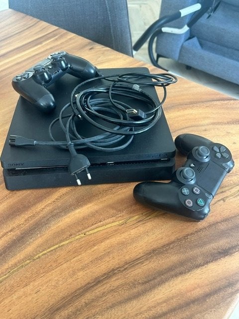 Playstation 4, 2 controllers + charger (1), Spelcomputers en Games, Ophalen, Zo goed als nieuw, Overige typen, PlayStation 4