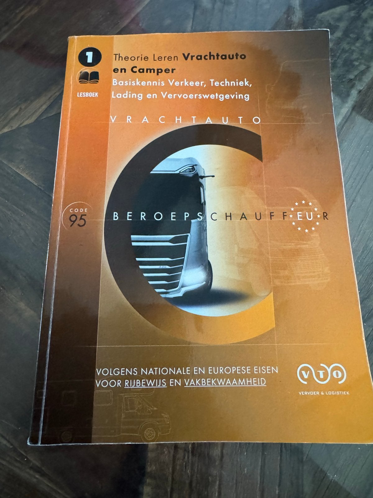 Theorie Leren Vrachtauto en Camper C C1 - VTO Lesboek, Ophalen of Verzenden, Zo goed als nieuw, MBO
