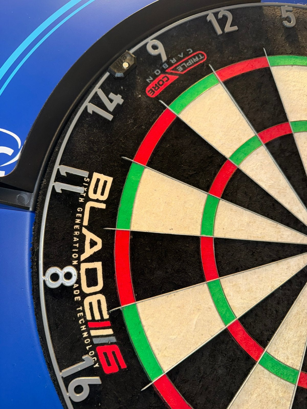 Complete Winmau Blade 6 dartset – PDC – standaard + surround, Ophalen, Zo goed als nieuw, Dartbord