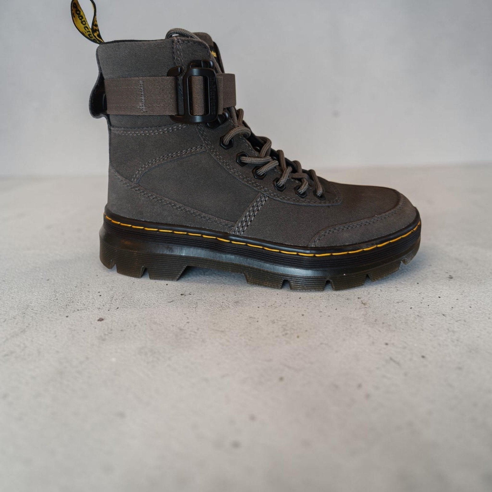 DR MARTENS COMBS TECH grijze Suède boots mt 38, Lage of Enkellaarzen, Nieuw, Ophalen of Verzenden, Dr. Martens