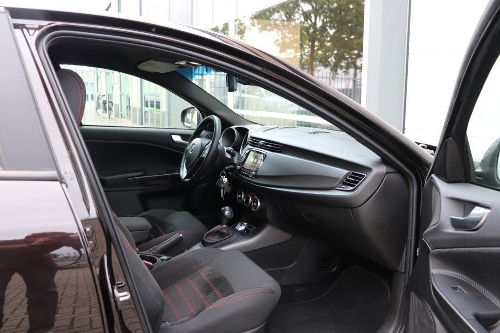 Alfa romeo GIULIETTA 1.4 T 170PK AUT MultiAir  SUPER/ORIG.NL, Bluetooth, Euro 6, 4 cilinders, Zwart