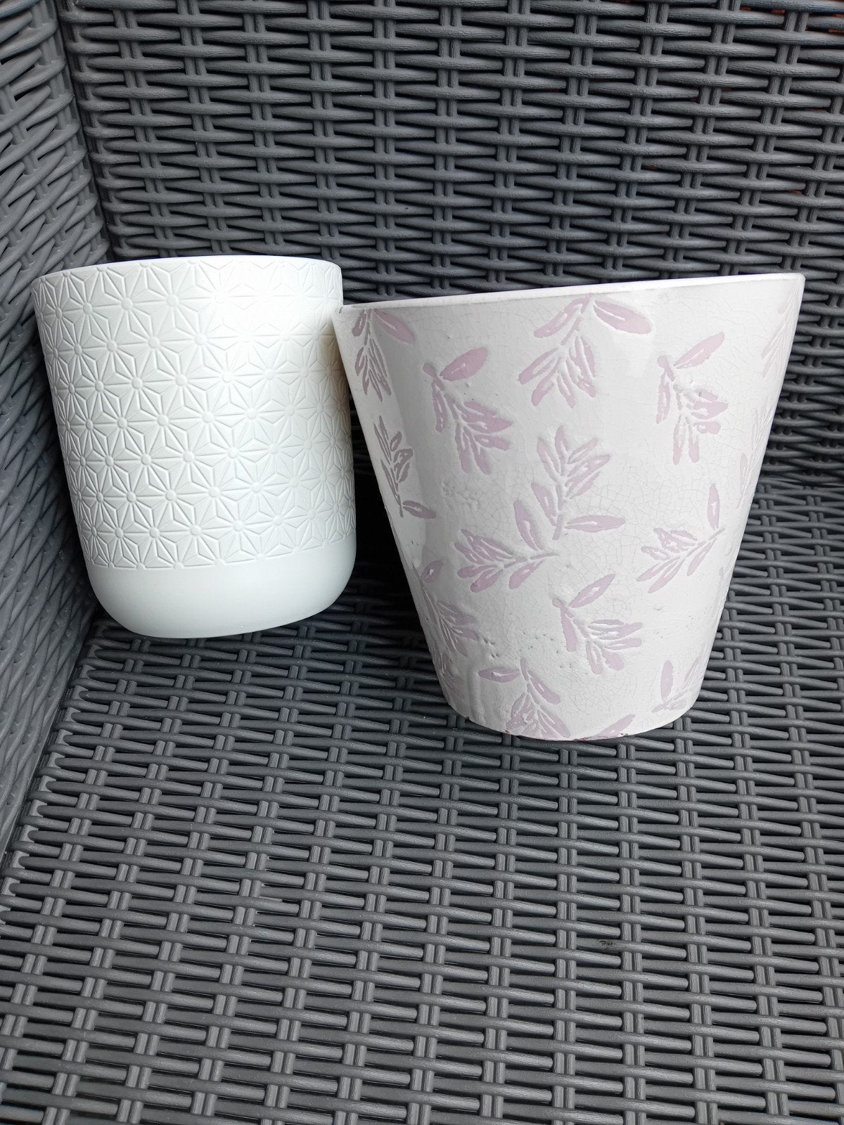 Twee bloempotten: wit en crème met bloemenmotief, Ophalen, Gebruikt, Rond, Binnen