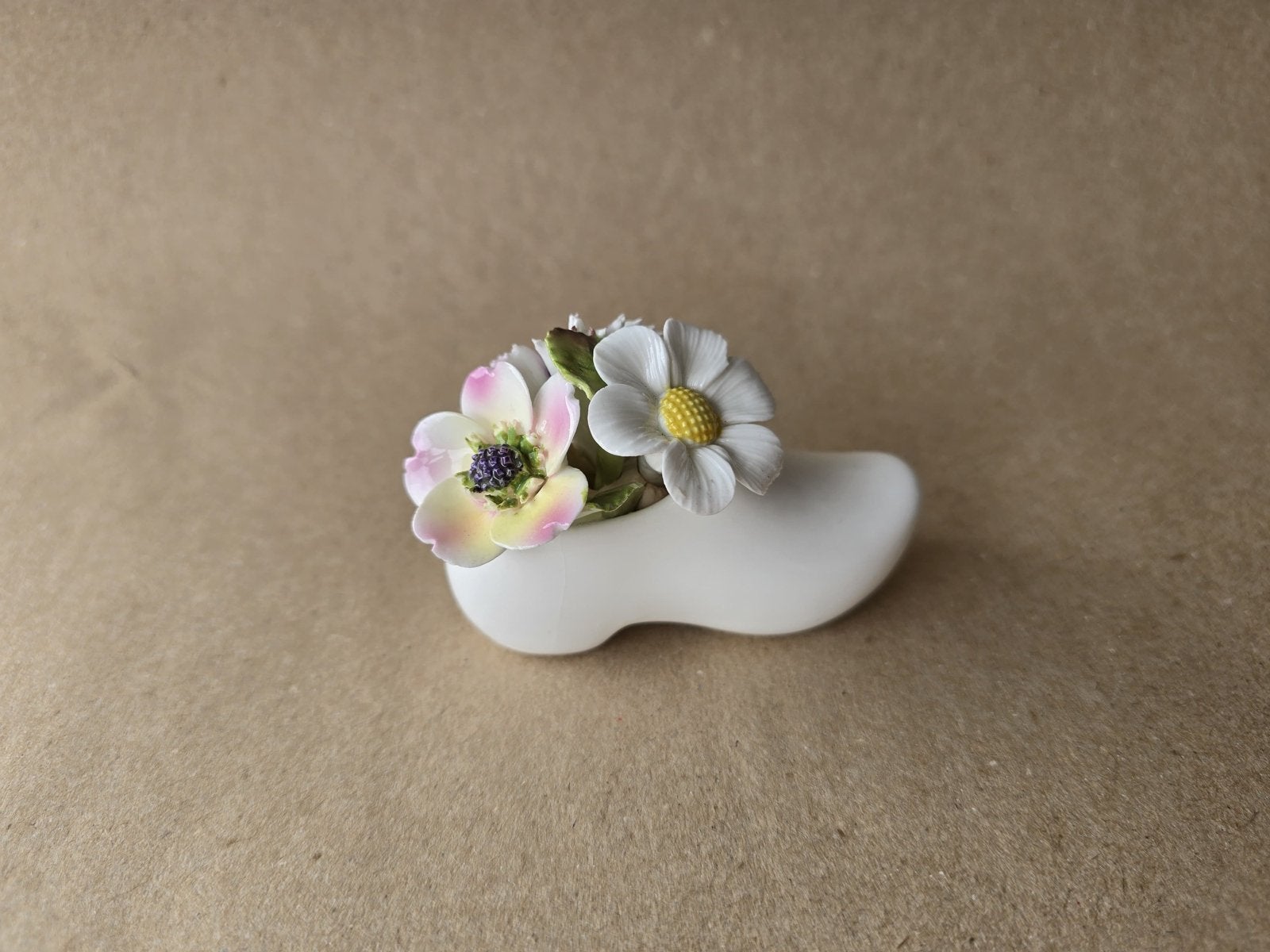 Handgemaakte porseleinen klomp met bloemen, Antiek en Kunst, Antiek | Keramiek en Aardewerk, Ophalen of Verzenden