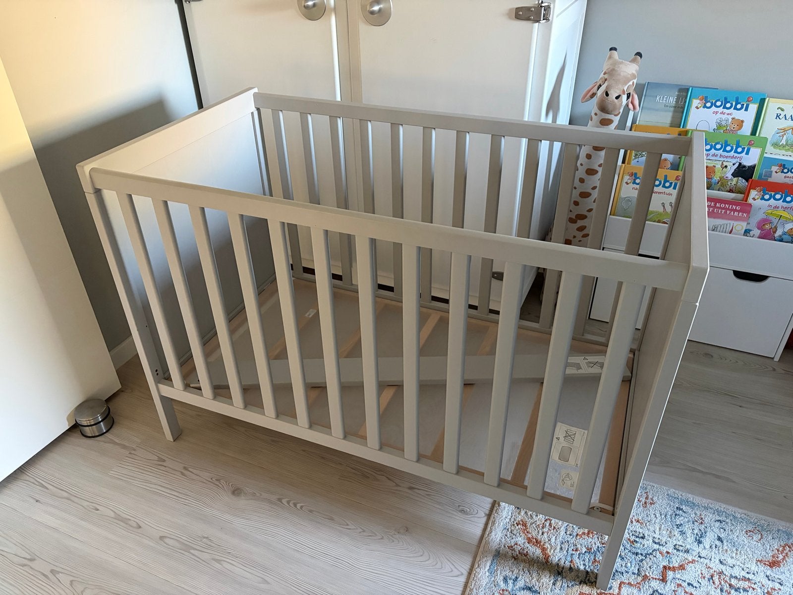 IKEA Sundvik Ledikant Babybed - Lichtgrijs 60x120, Ophalen, Zo goed als nieuw, Ledikant