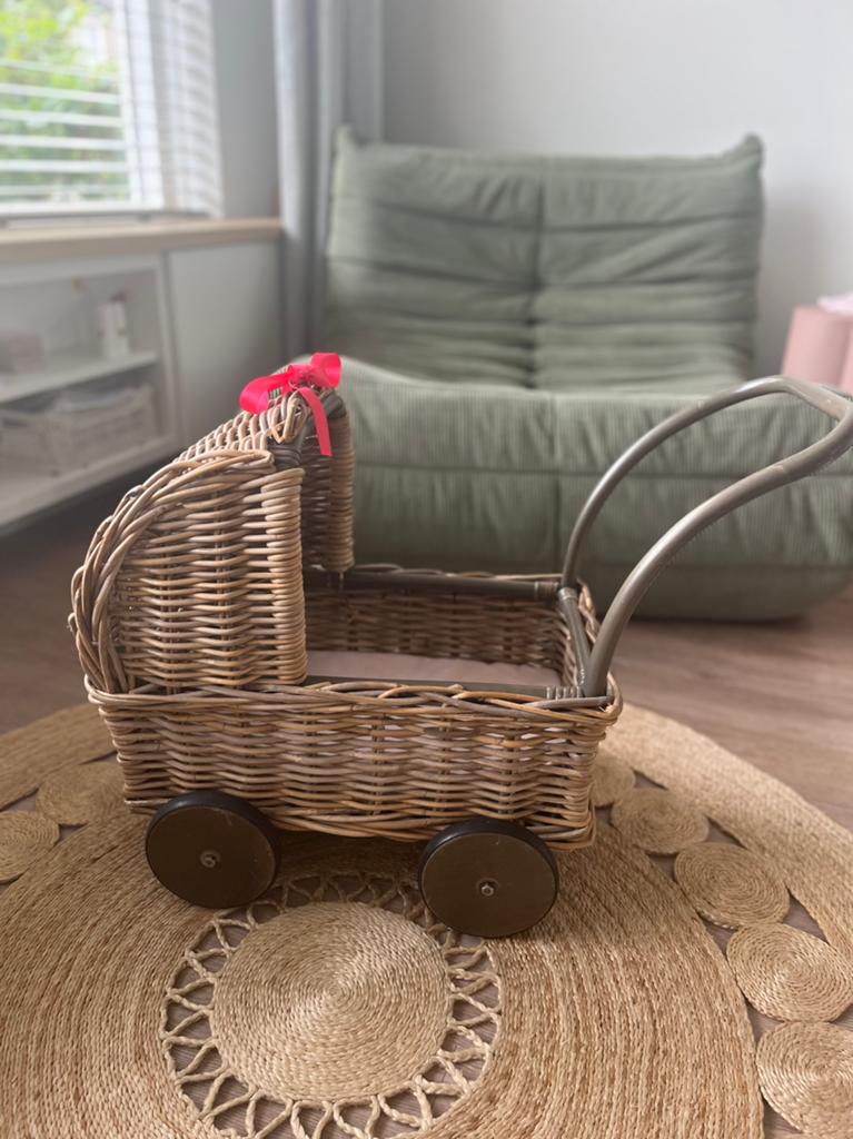 Mooie rieten poppenwagen, Kinderen en Baby's, Speelgoed | Poppen, Ophalen, Gebruikt, Babypop