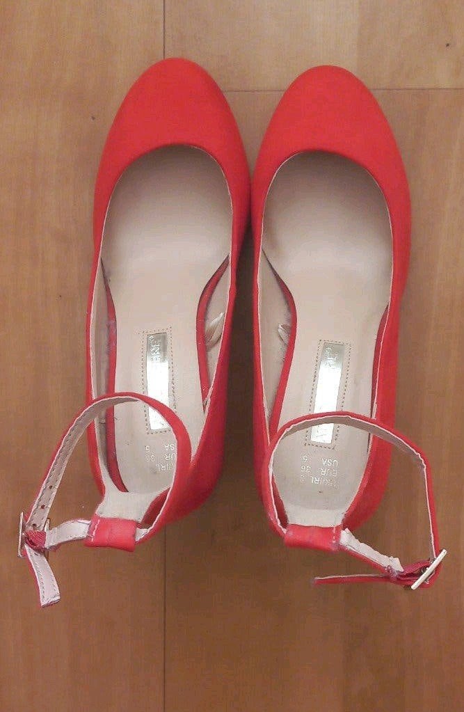 Rode blokhakjes met gespsluiting mt 36, Kleding | Dames, Pumps, Primark, Ophalen of Verzenden, Zo goed als nieuw