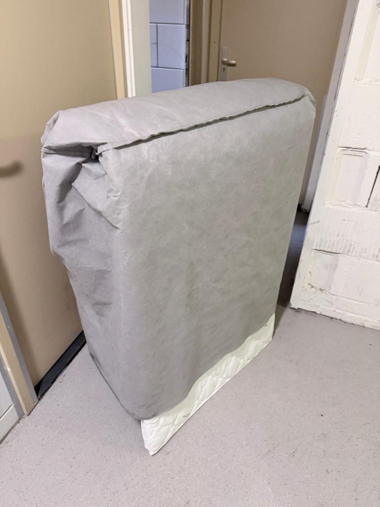 GRATIS - MOET WEG JYSK Logeerbed Bajlum met matras en hoes, Gebruikt, Eenpersoons, 80 cm, Metaal