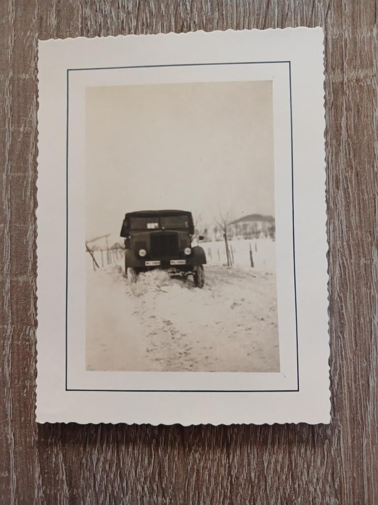 Foto Duitse truck in de sneeuw., Verzamelen, Militaria | Tweede Wereldoorlog, Ophalen of Verzenden, Landmacht, Duitsland, Foto of Poster