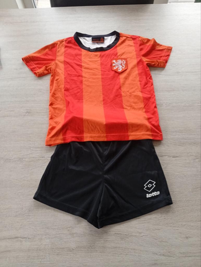 sets voetbalkleding (shirt + korte broek) maat 116, Ophalen of Verzenden, Gebruikt, Jongen of Meisje, Broek