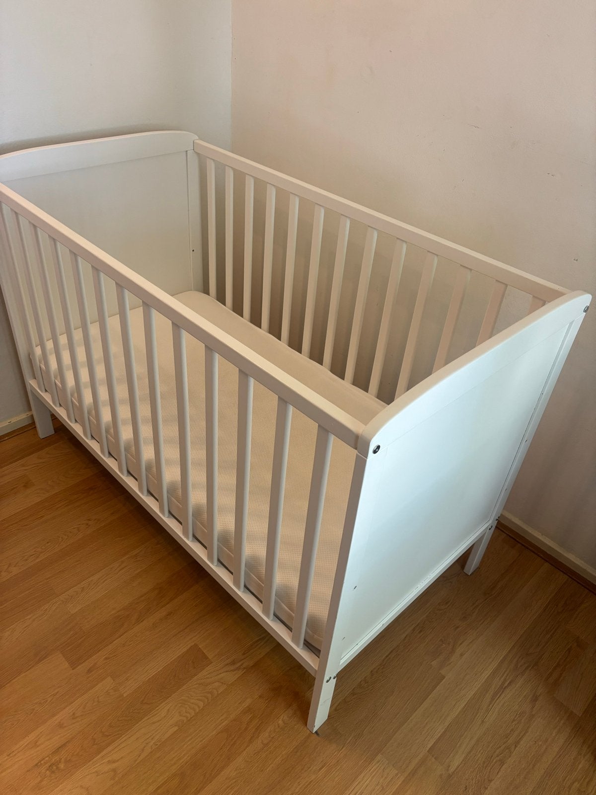 Baby ledikant met matras en AeroSleep hoes, Kinderen en Baby's, Babywiegjes en Ledikanten, Ophalen, Zo goed als nieuw, Ledikant