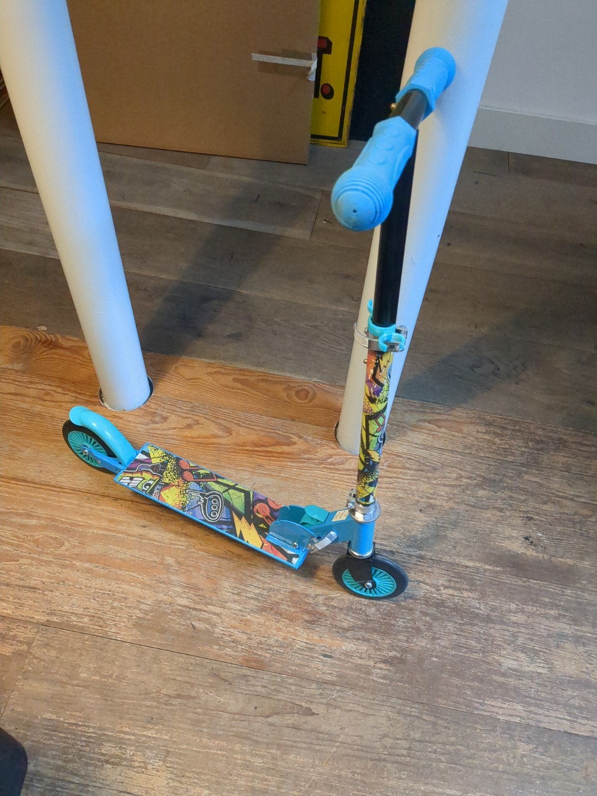 Kinderstep met kleurrijk design - Gebruikt, Ophalen of Verzenden, Zo goed als nieuw, Gewone step, Onbekend