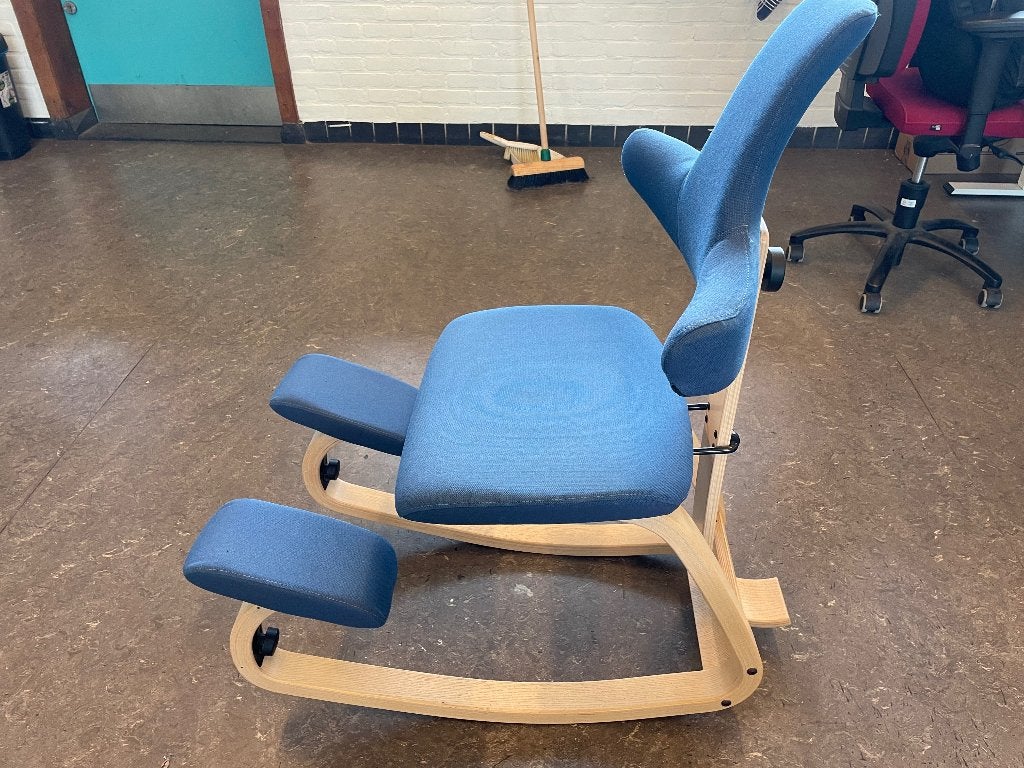 Varier Thatsit ergonomische kniestoel met rugleuning, Ophalen, Blauw, Zo goed als nieuw, Bureaukruk