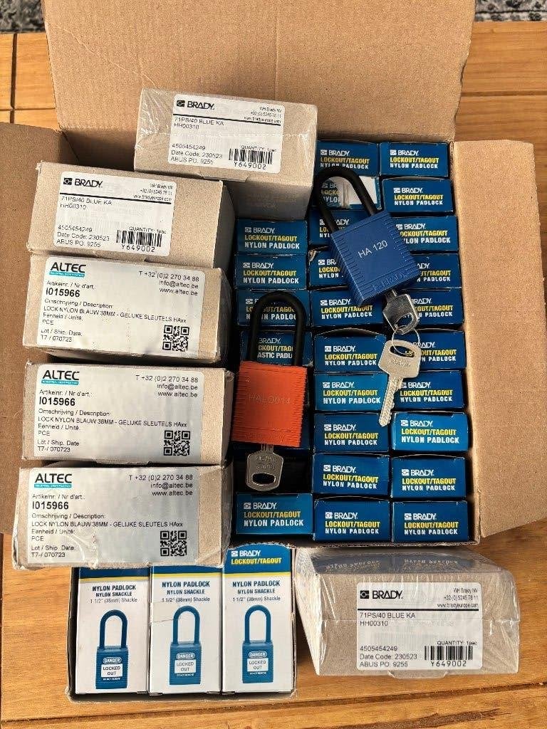 70 stuks Brady Lockout/Tagout  Hangsloten, Ophalen of Verzenden, Nieuw, Overige materialen, Slot