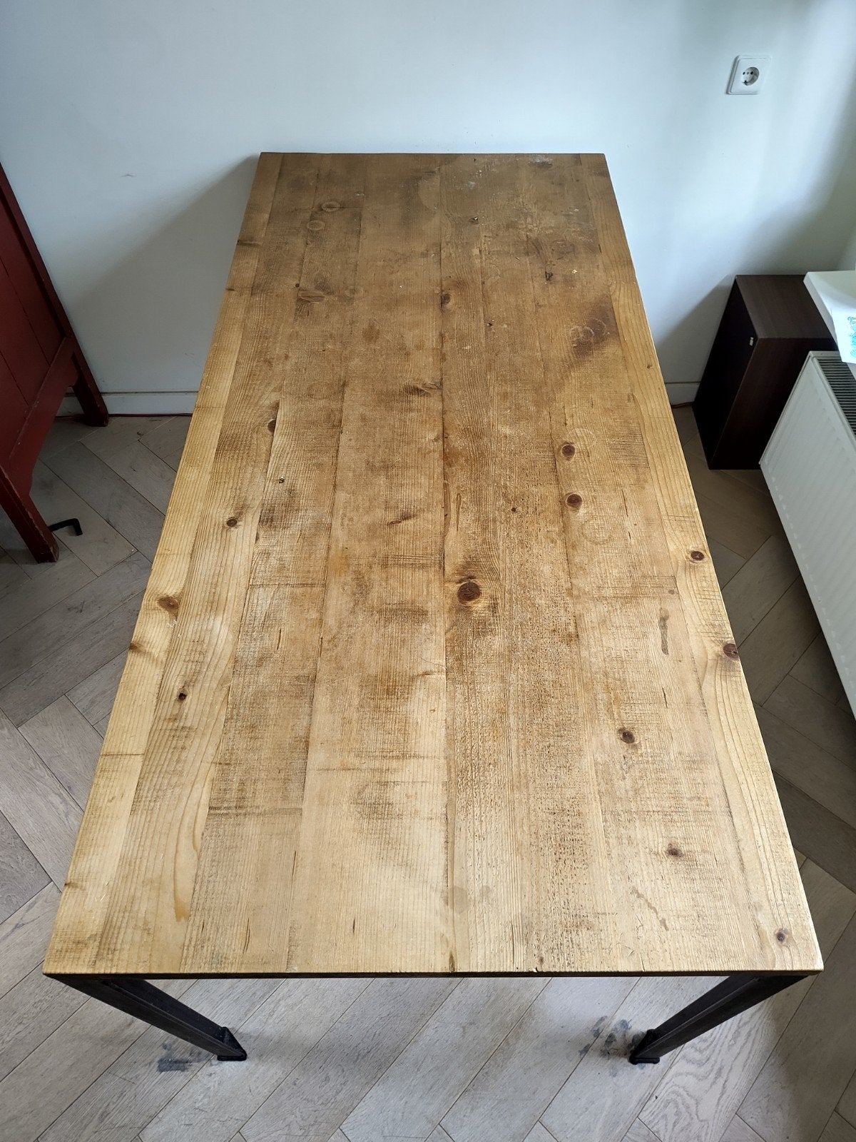 Eettafel met houten blad en metalen frame, Huis en Inrichting, Tafels | Eettafels, Ophalen, Gebruikt, Industrieel, Modern, 50 tot 100 cm