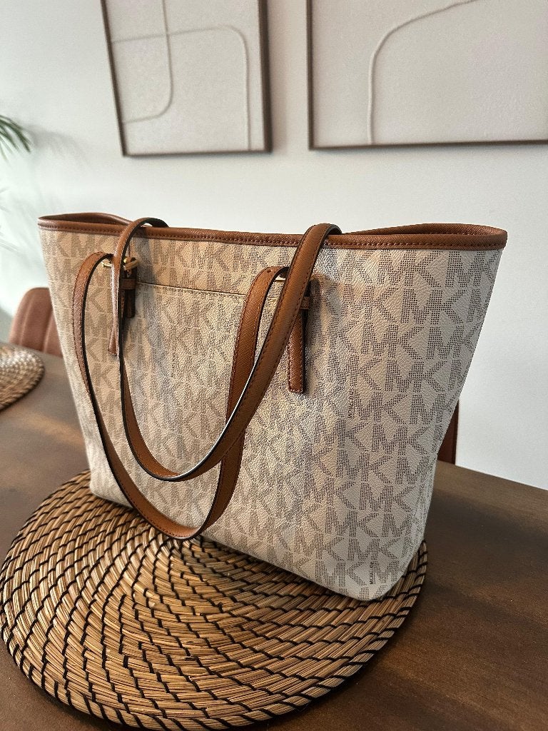 Michael Kors Jet Set Travel Signature Tote – crème/off-white, Sieraden, Tassen en Uiterlijk, Ophalen of Verzenden, Zo goed als nieuw