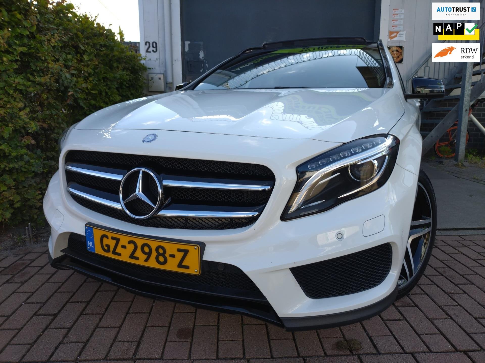 Mercedes-Benz GLA-klasse 200 Ambition open dak! dealer onder, Auto's, Gebruikt, 715 kg, Wit, Bedrijf