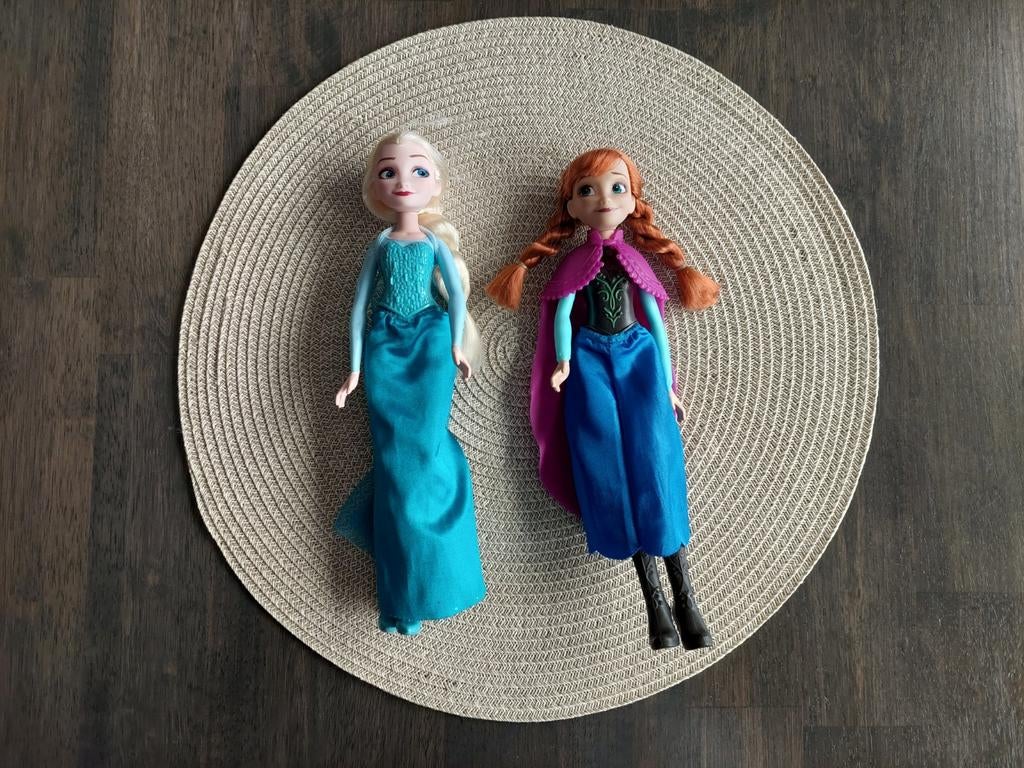 VRIJWEL NIEUW Hasbro Frozen Disney Anna en Elsa poppen, Ophalen of Verzenden, Overige figuren, Zo goed als nieuw, Beeldje of Figuurtje