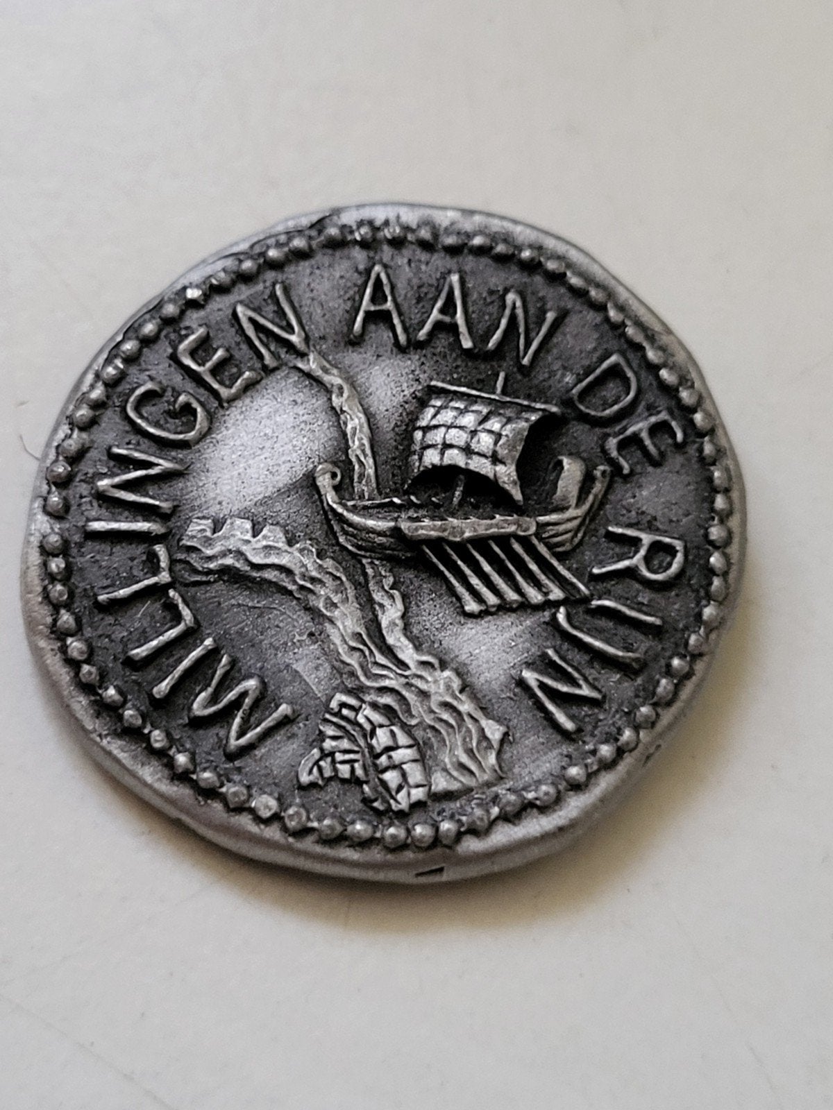 Replica Romeinse munt Caesar Augustus Milingen aan de Rijn, Ophalen of Verzenden, Overige materialen, Nederland