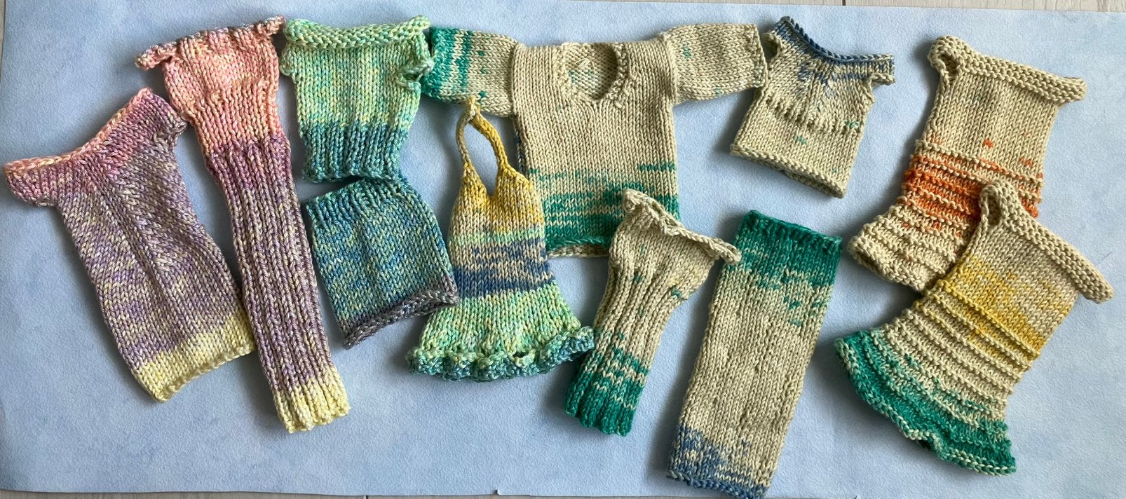Gebreide barbie kleding, meer foto’s, Verzamelen, Ophalen of Verzenden, Zo goed als nieuw, Kleertjes