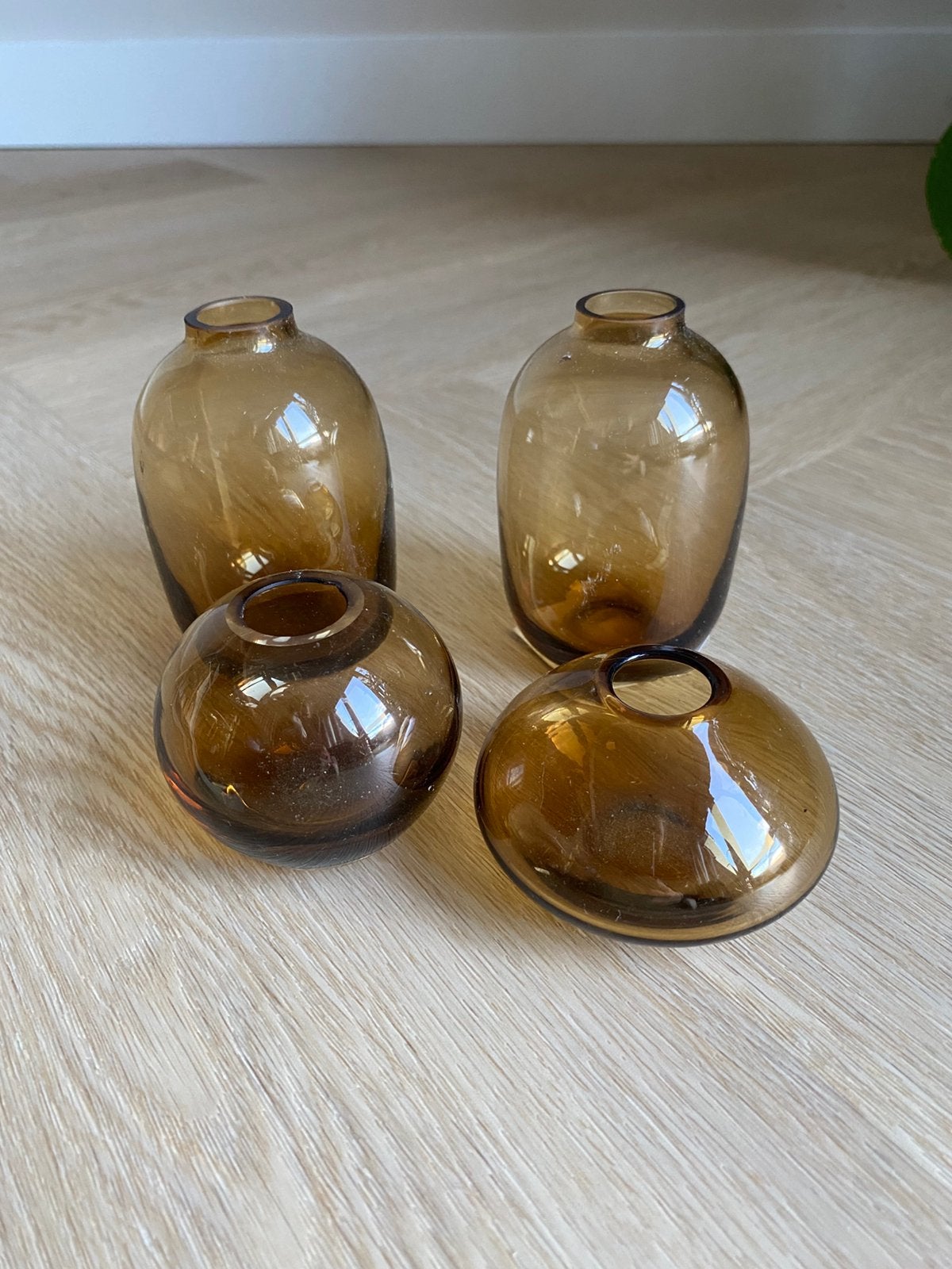 Kleine vaasjes bruin rookglas - H&M home, Huis en Inrichting, Ophalen of Verzenden, Zo goed als nieuw, Bruin, Glas