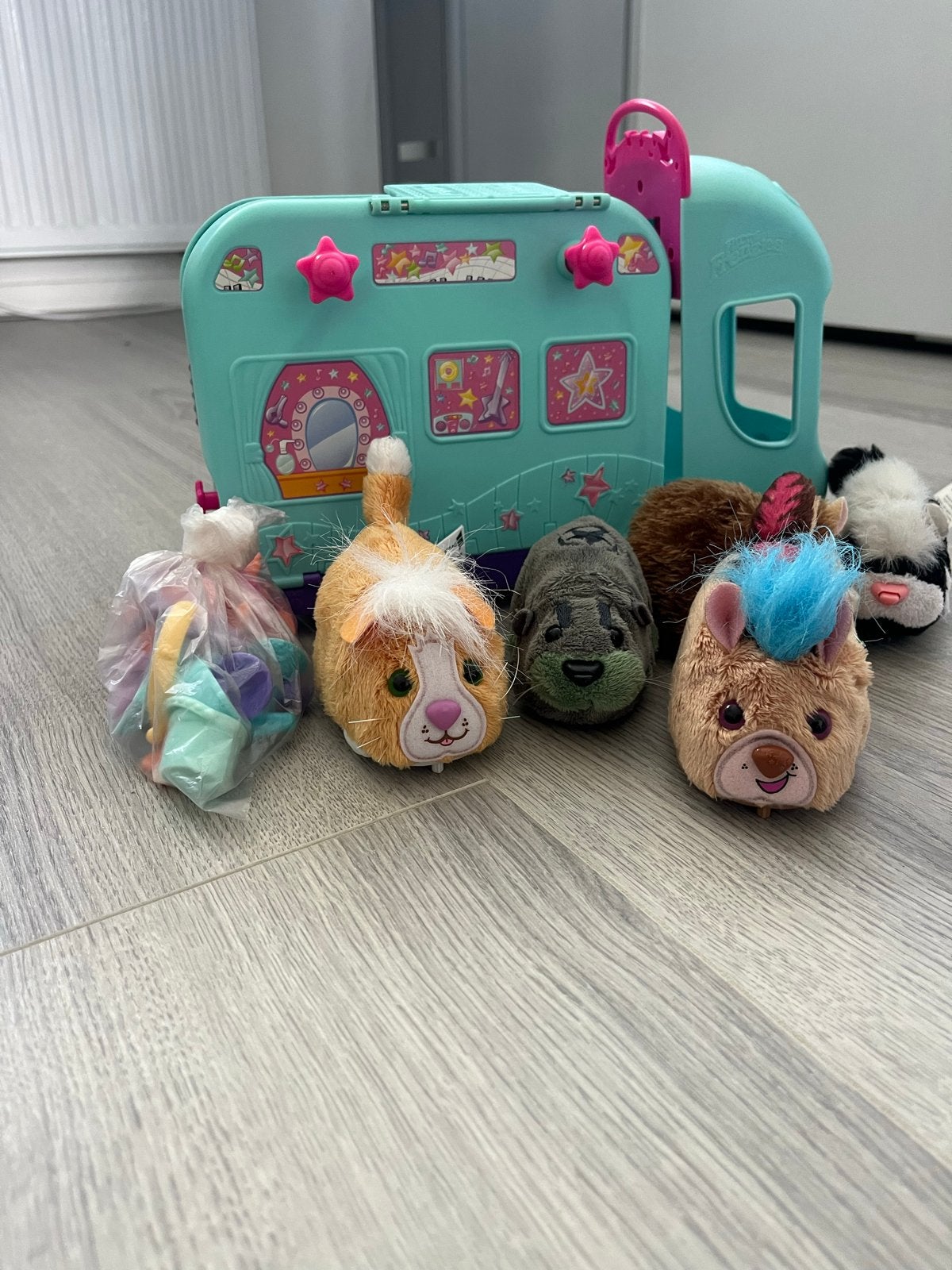 Zhu Zhu Pets camper met diverse hamsters en accessoires, Ophalen of Verzenden, Gebruikt, Jongen of Meisje