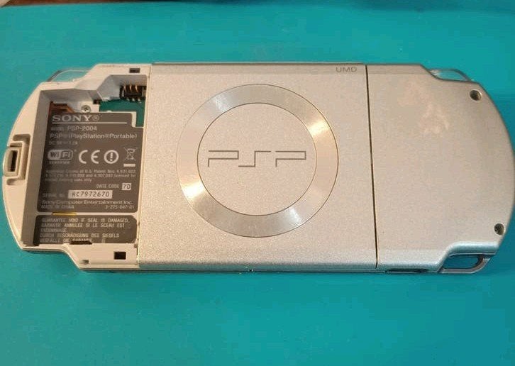 Sony PSP-2004 (Slim) - Zilverkleurig met batterij, Spelcomputers en Games, Ophalen of Verzenden