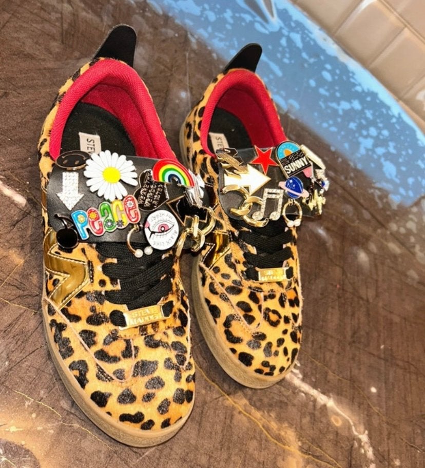 Steve Madden Leopard Sneakers met Badges - Maat 38, Kleding | Dames, Schoenen, Ophalen of Verzenden, Nieuw, Overige kleuren, Sneakers of Gympen