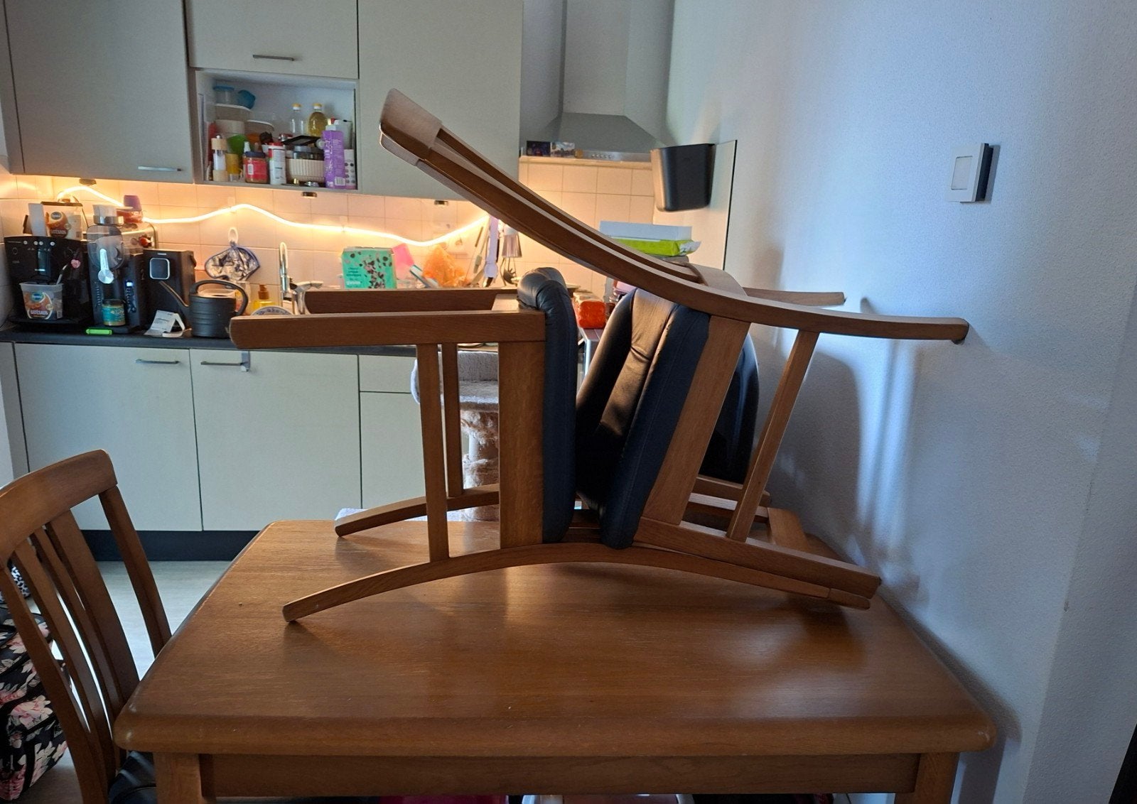 Houten stoel met donkerblauwe bekleding, Ophalen, Hout, Gebruikt, Bruin