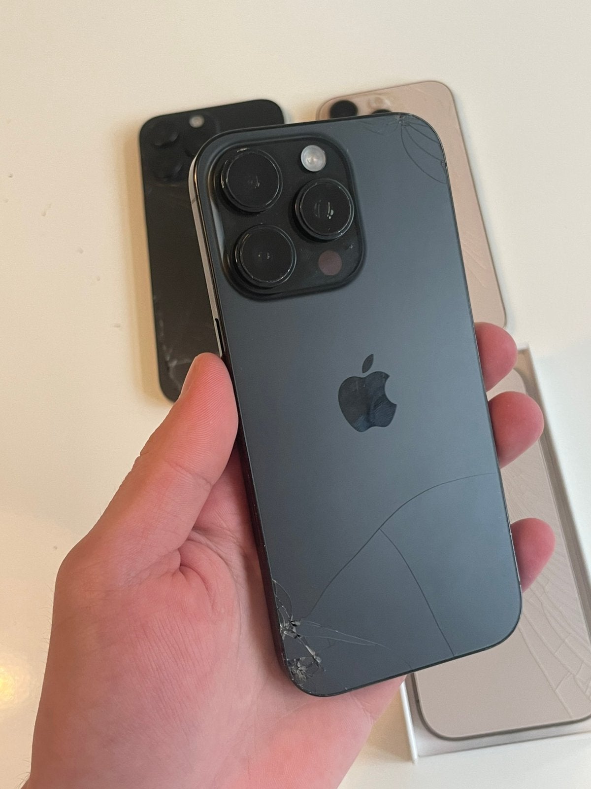 Partij Beschadigde Iphones: 16 Pro’s en 16 Pro Max, Ophalen of Verzenden, Zo goed als nieuw, Goud, 256 GB