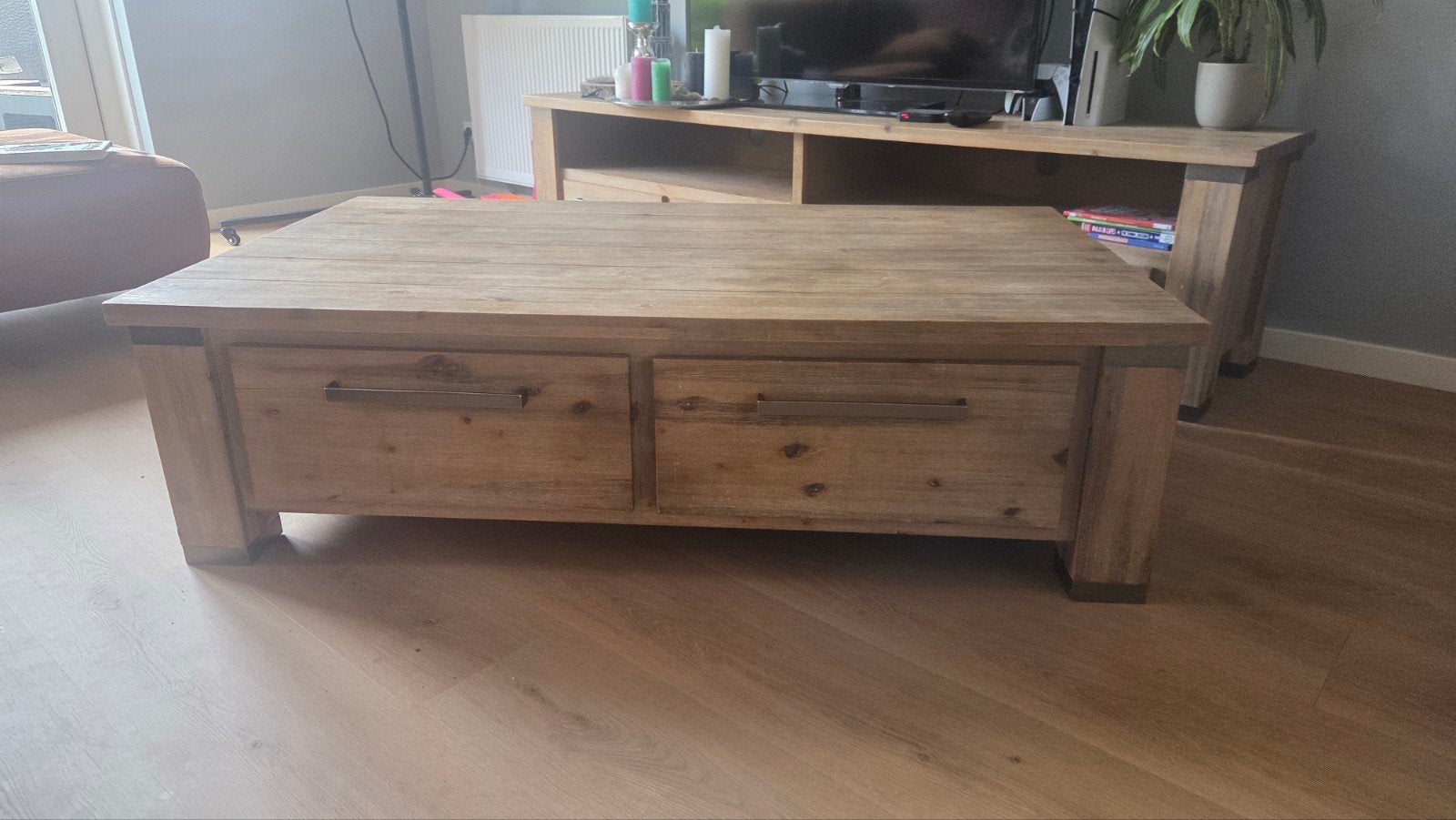 Robuuste houten salontafel met lades, Huis en Inrichting, Tafels | Salontafels, Ophalen, Gebruikt, Landelijk, Industrieel, Overige houtsoorten