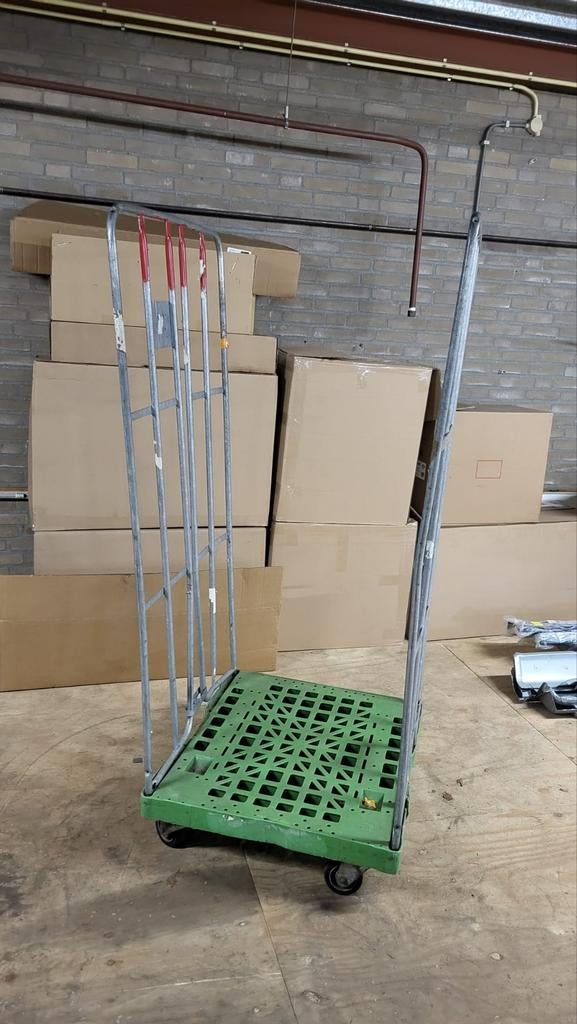 Stevige rolcontainer met groen kunststof onderstel, Ophalen