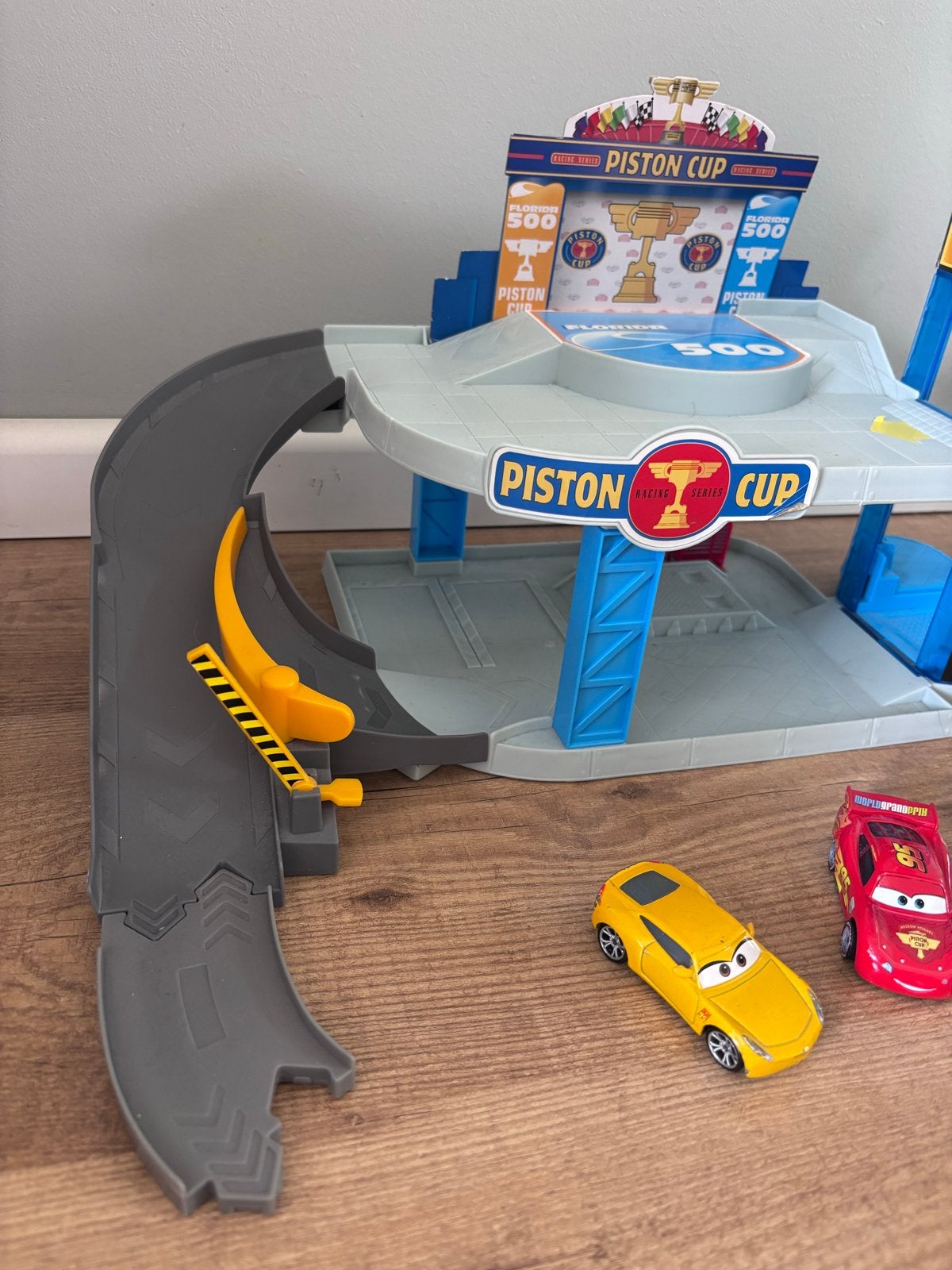 Disney Cars Piston Cup Racebaan met 3 auto's, Overige aandrijving, Ophalen, Overige merken, Racebaan