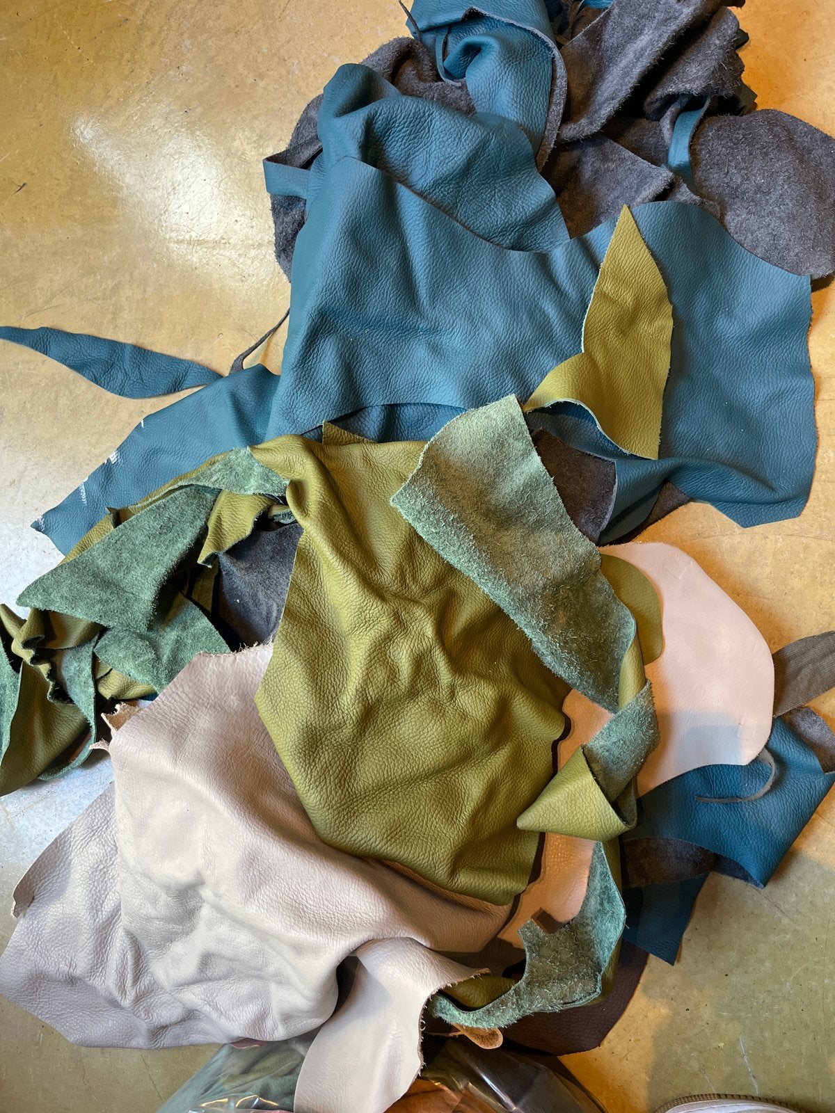 Restanten Leer - Diverse Kleuren en Maten, Hobby en Vrije tijd, Ophalen, Gebruikt, Meerkleurig, Leer of Kunstleer