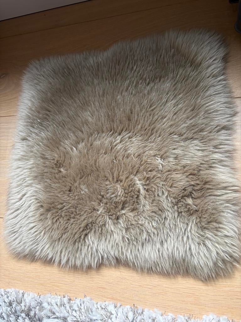 Lamvel kleur taupe 35 cm bij 35 cm, Ophalen of Verzenden, Zo goed als nieuw