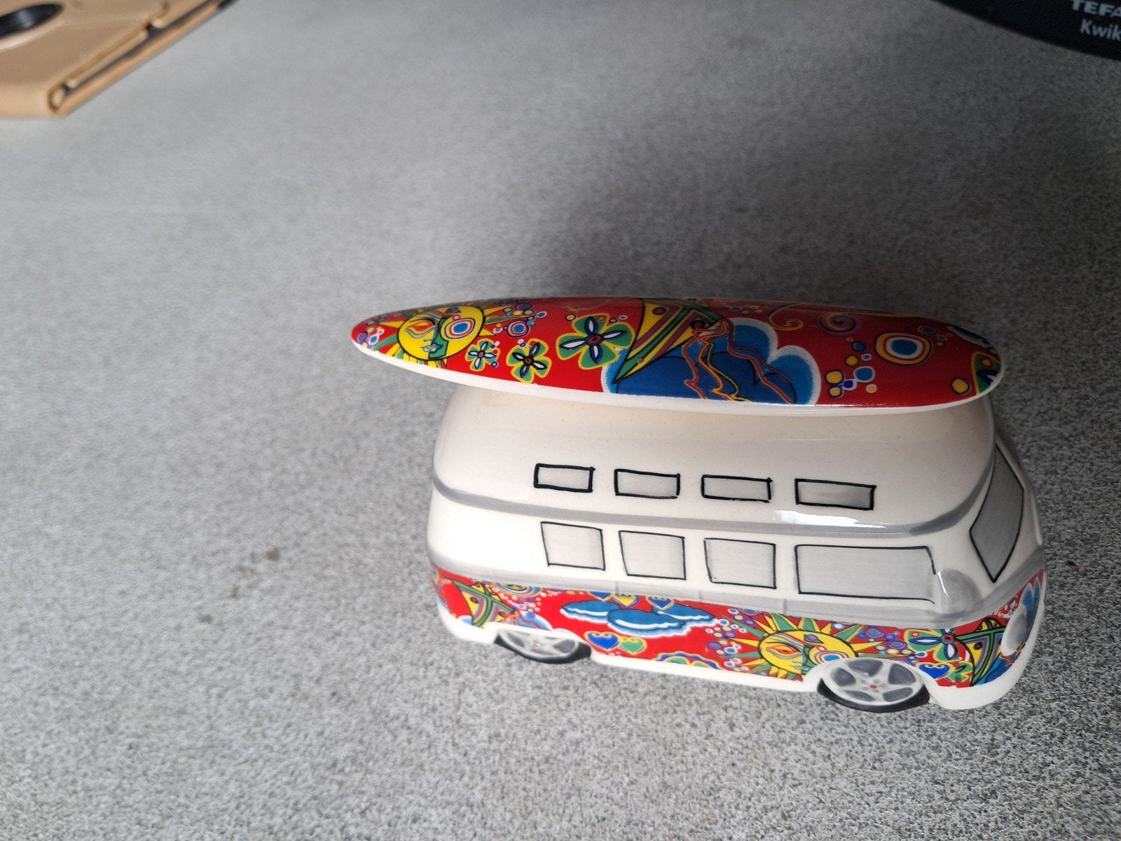 Hippie bus spaarpot met surfplank, Verzamelen, Ophalen of Verzenden, Gebruikt, Steen, Aardewerk of Keramiek, Vervoermiddel