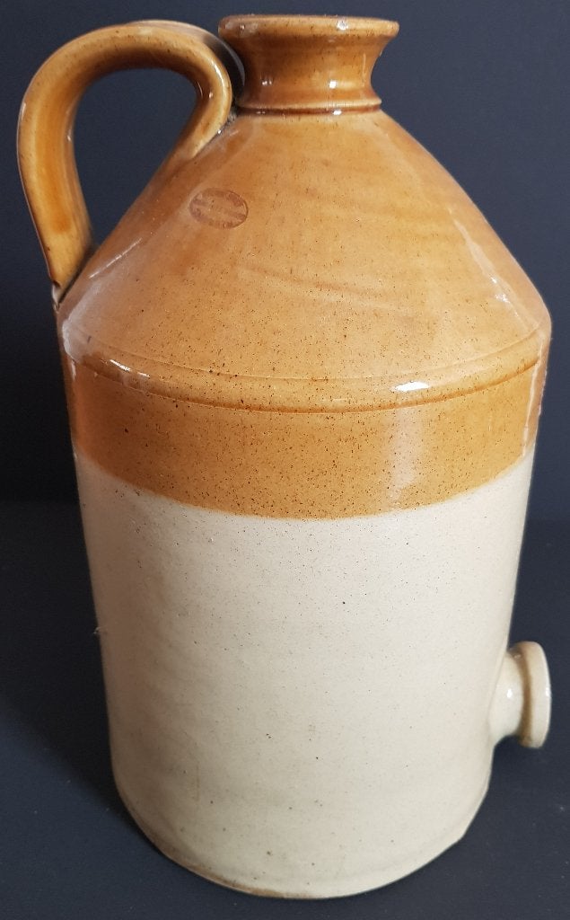 Drank kruik met oor en tapgat - Gemerkt - Adv S 152, Ophalen of Verzenden