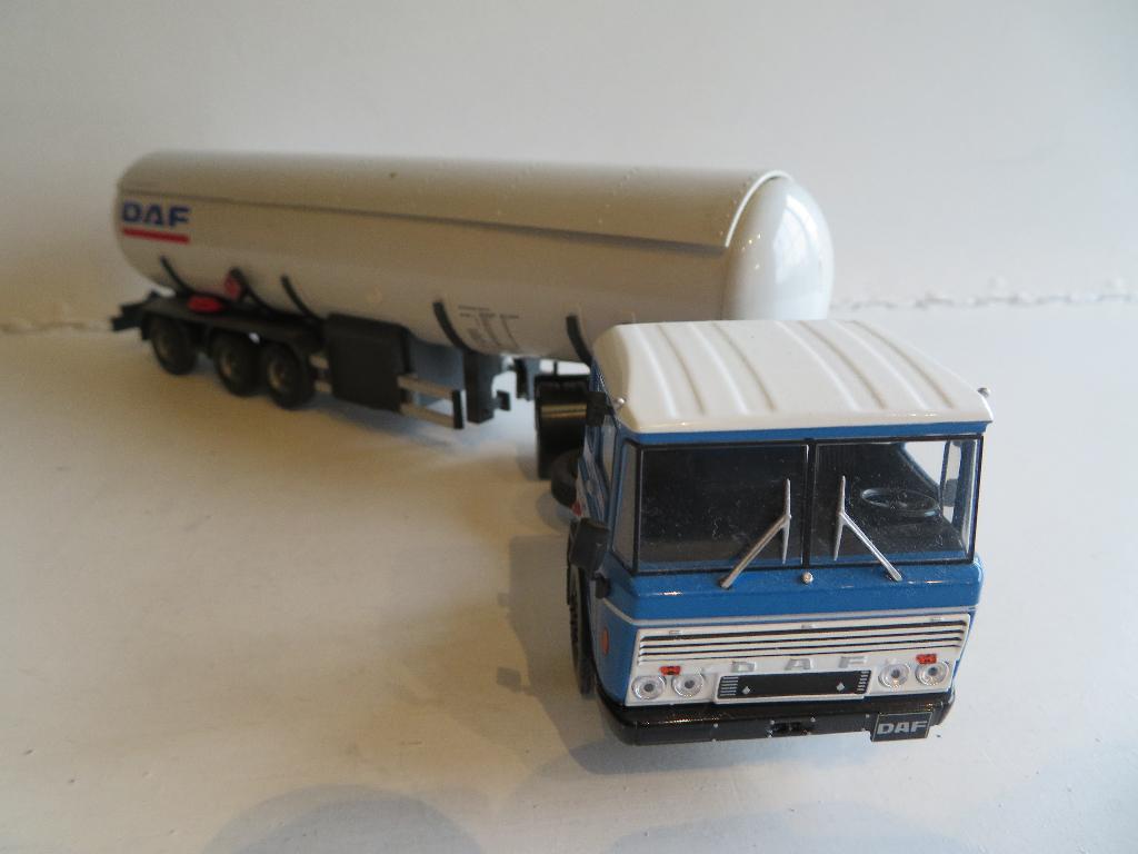 IXO DAF 2600 Truck 1:43 Met DAF Tanker 1:50, Hobby en Vrije tijd, Modelauto's | 1:50, Ophalen of Verzenden, Zo goed als nieuw