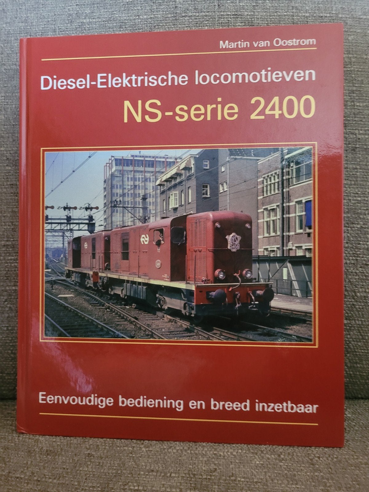 NS Boek Diesel-Elektrische locomotieven NS-serie 2400, Ophalen of Verzenden, Gebruikt, Trein, Boek of Tijdschrift