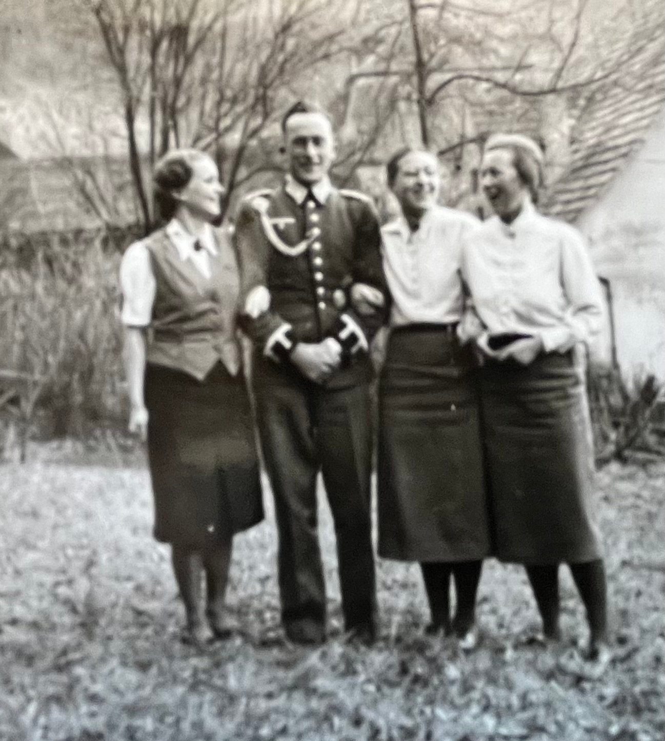 WO2 DUITS Zw/w foto Officier met vrouwen, Verzamelen, Militaria | Tweede Wereldoorlog, Verzenden, Landmacht, Duitsland, Foto of Poster