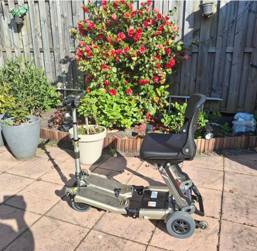 lichtgewicht inklapbare Mango Luggie scootmobiel, Diversen, Rolstoelen, Zo goed als nieuw, Elektrische rolstoel, Inklapbaar, Ophalen