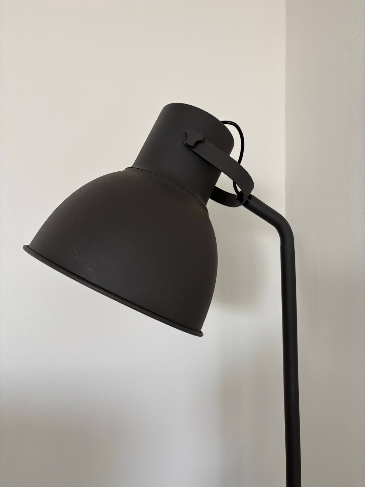 Zwarte vloerlamp met gouden binnenkant, verstelbaar, Ophalen, Gebruikt, E27 (groot), Metaal