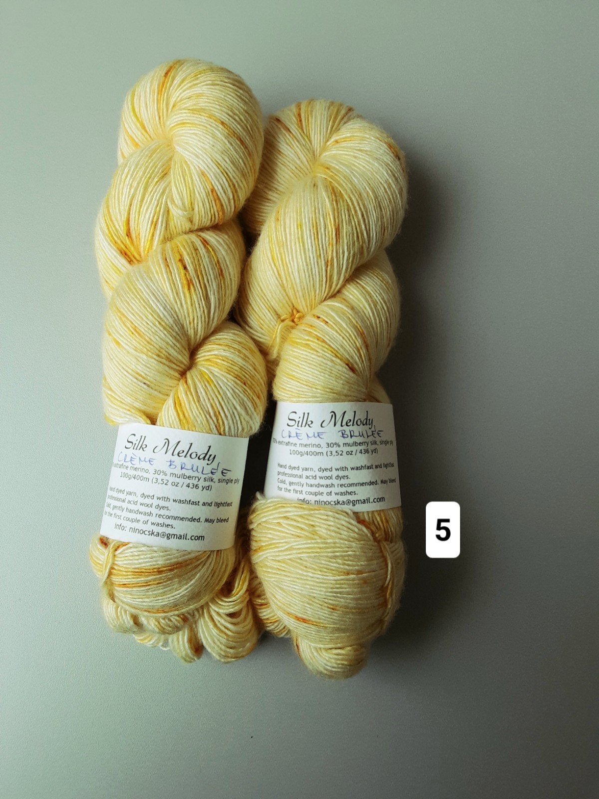 2 strengen handgeverfd extrafine merino wol, Ophalen of Verzenden, Zo goed als nieuw, Breien of Haken, Wol of Garen