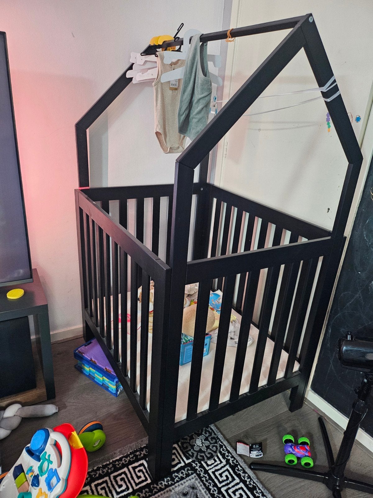 Zwarte baby box in huisvorm, Kinderen en Baby's, Ophalen, Gebruikt, Rechthoekig