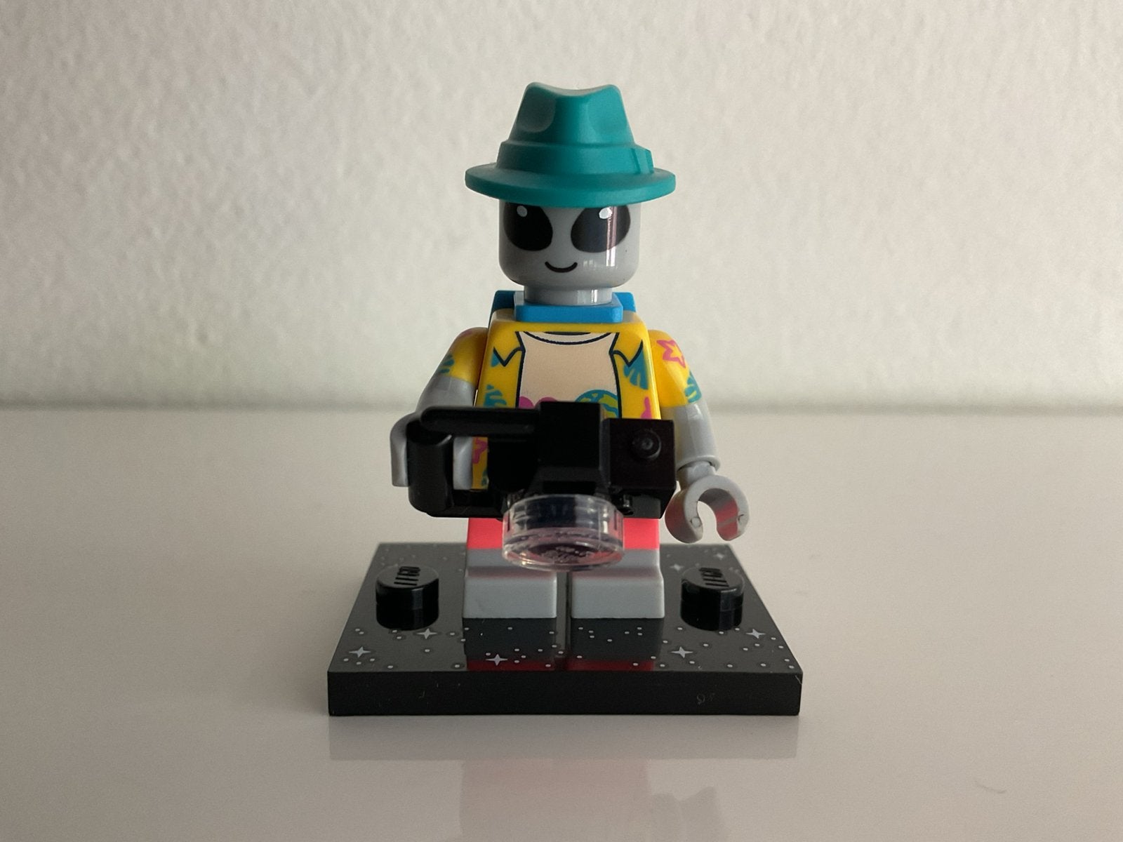 LEGO CMF - minifiguur - col26-3 - Alien Tourist, Lego, Compleet, Ophalen of Verzenden, Zo goed als nieuw