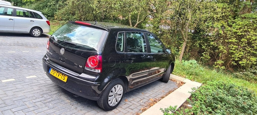 Volkswagen Polo 1.4 16V 59KW 2007 Zwart, Auto's, Voorwielaandrijving, Stof, 40 €/maand, Zwart